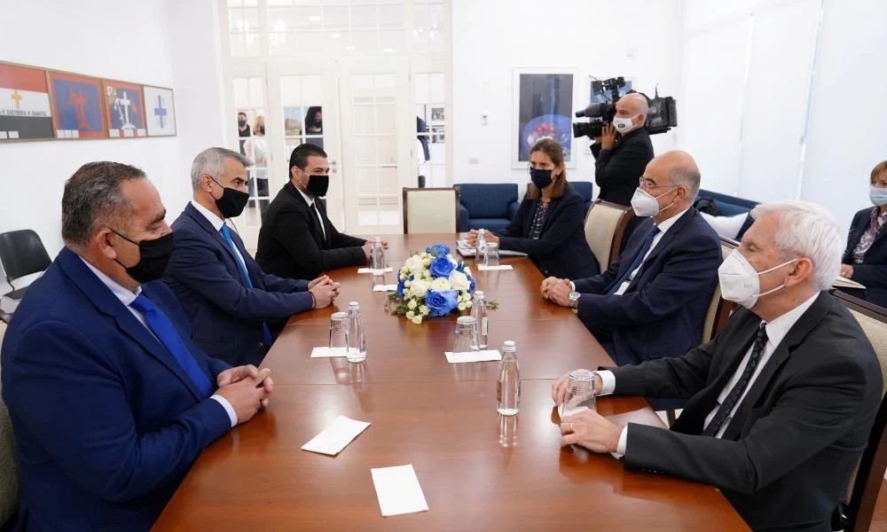 Συνάντηση Δένδια με εκπροσώπους της Ελληνικής Μειονότητας